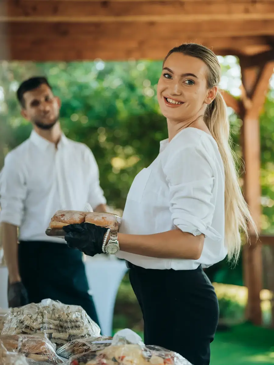 Čašníci Platz na svadbe v exteriéri